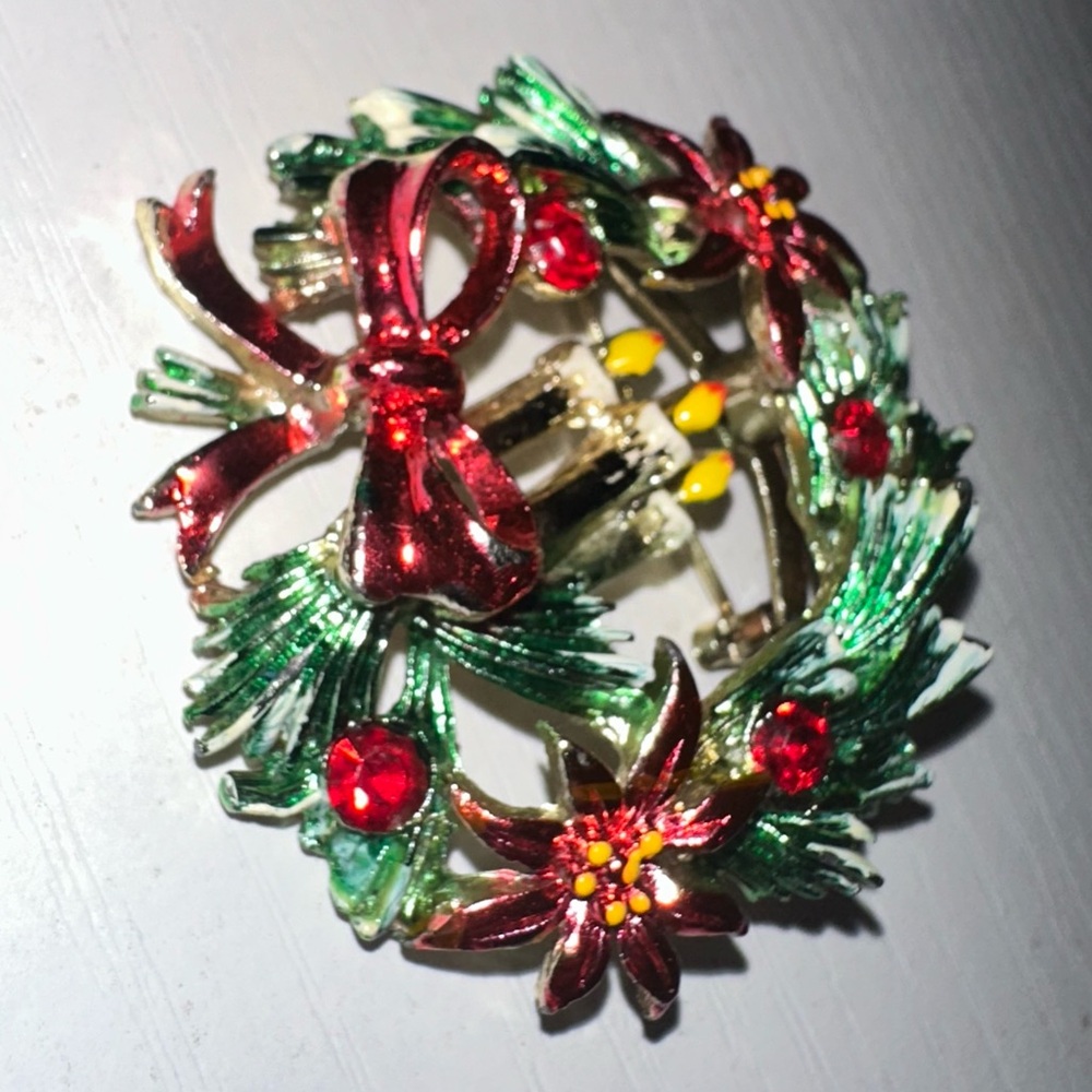 Vintage Enameled Wreath Brooch - Picture 6 of 6